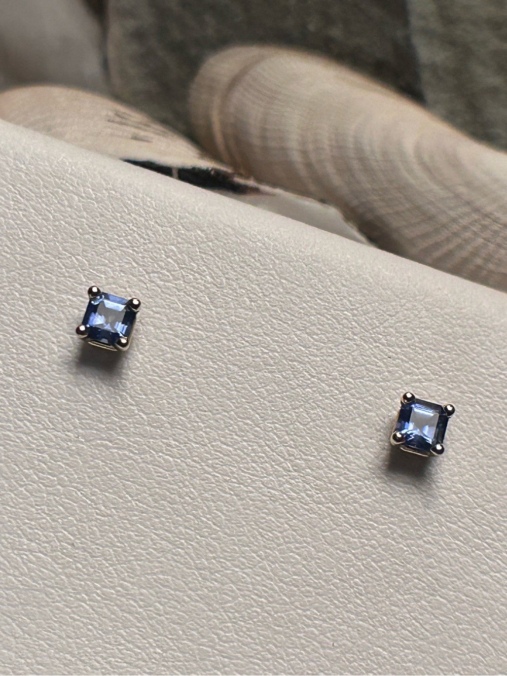 Blue Asscher Sapphire Stud Earrings, 14 karat yellow gold, 0.32 CTW